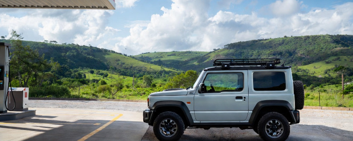 Suzuki Jimny cargando nafta