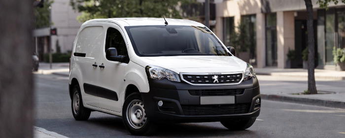 Peugeot Partner trabajando en ciudad uruguaya - versión 5 pasajeros y furgón