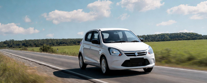 Suzuki Celerio usado en venta Uruguay, vista lateral en ruta