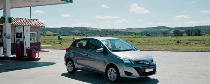 Toyota Yaris en estacion de nafta de uruguay