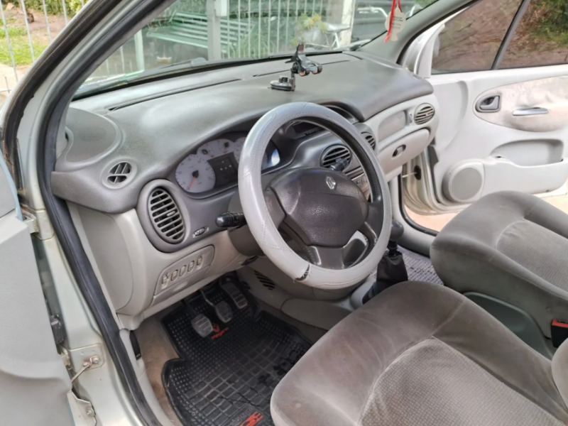 Venta en Uruguay de Renault Scenic2  4 puertas 