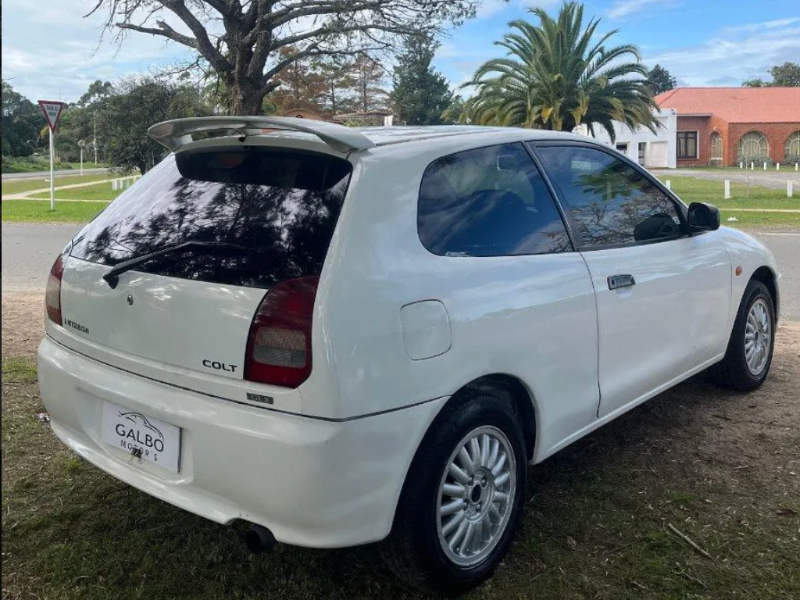 Mitsubishi Colt  hatchback ofrecido en Atlántida 