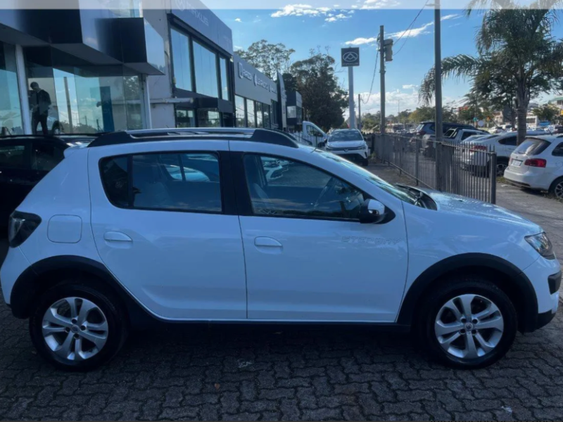 Renault Stepway  hatchback ofrecido en Malvín Norte 