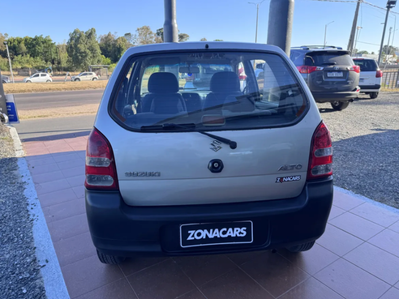 Venta en Uruguay de Suzuki Alto  4 puertas 