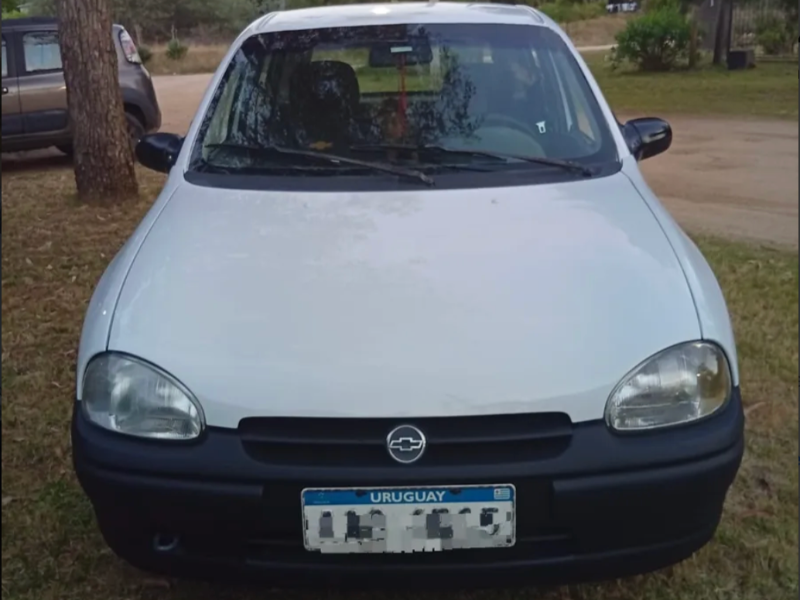 Chevrolet Corsa  hatchback ofrecido en Ciudad de la Costa 