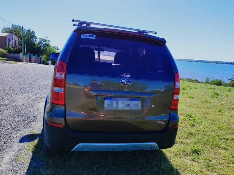 Faw S80  monovolumen ofrecido en Fray Bentos 