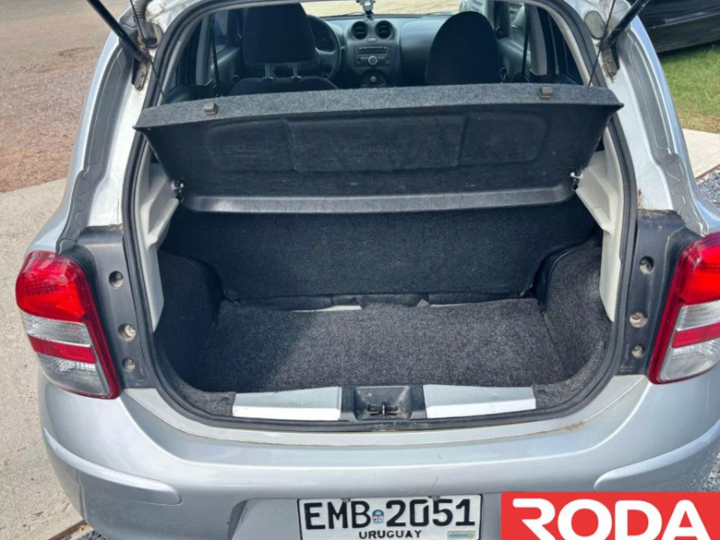 Nissan March  hatchback ofrecido en Melo 