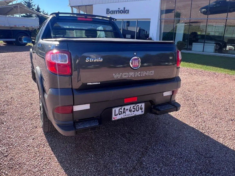 Fiat Strada  pickup ofrecido en Las Piedras 