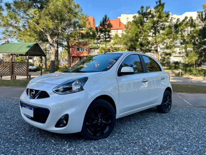 Nissan March  hatchback ofrecido en Punta del Este 