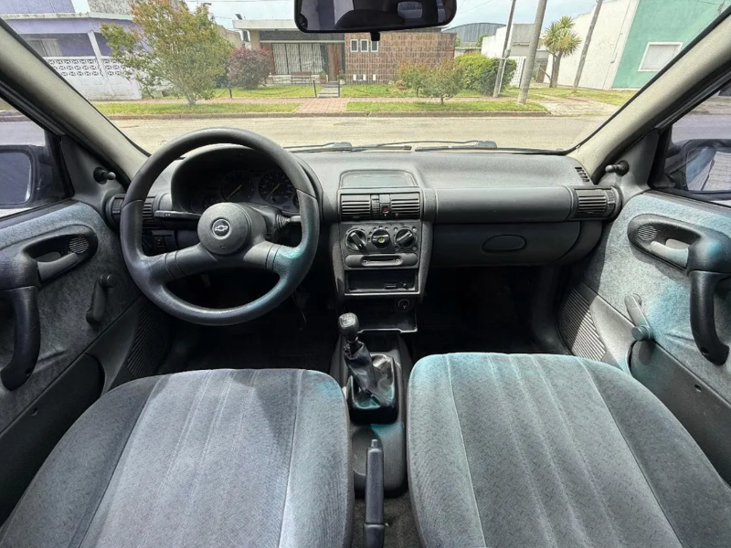 Venta en Uruguay de Chevrolet Corsa  2 puertas 