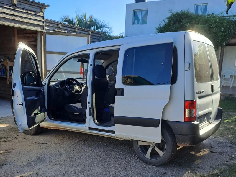 Peugeot Partner  furgón ofrecido en Punta del diablo 