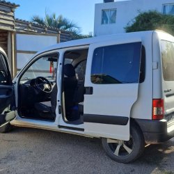 Peugeot Partner  furgón ofrecido en Punta del diablo 