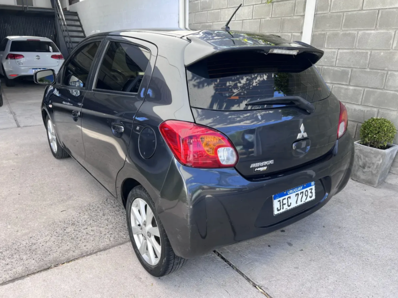 Mitsubishi Mirage  hatchback ofrecido en Fray Bentos 
