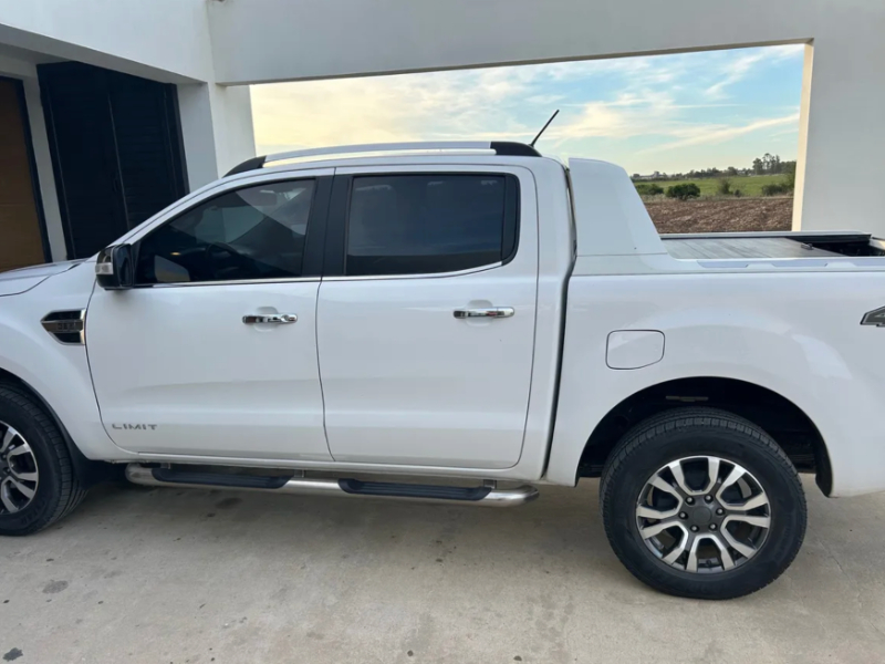 Ford Ranger  pickup ofrecido en Libertad 