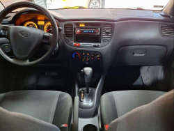 Kia Rio  hatchback ofrecido en Tres Cruces 