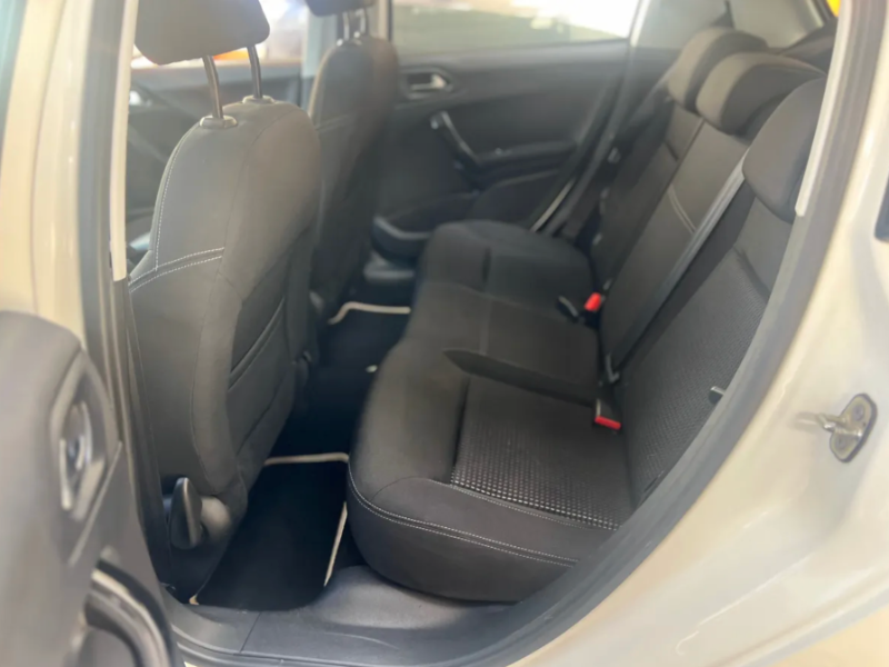 Venta en Uruguay de Peugeot 208  4 puertas 