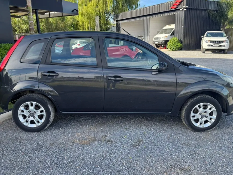 Ford Fiesta  hatchback ofrecido en Ciudad de la Costa 
