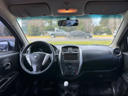 Venta en Uruguay de Nissan Versa  4 puertas 