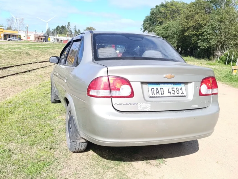 Chevrolet Corsa  sedán ofrecido en Florida 