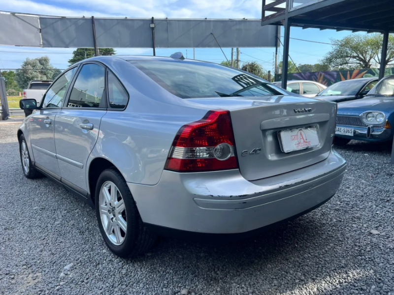 Volvo S40  sedán ofrecido en Carrasco 