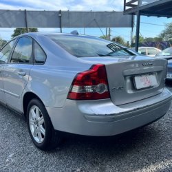 Volvo S40  sedán ofrecido en Carrasco 
