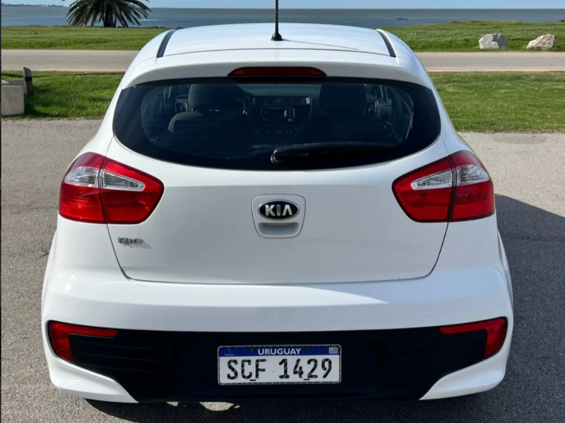 Kia Rio  hatchback ofrecido en Punta Carretas 