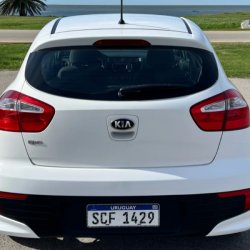 Kia Rio  hatchback ofrecido en Punta Carretas 