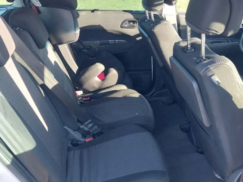 vista interna del Peugeot