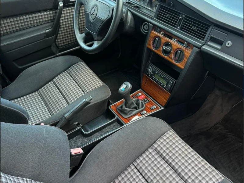 Mercedes-Benz 190e  sedán ofrecido en Punta del Este 