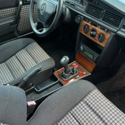 Mercedes-Benz 190e  sedán ofrecido en Punta del Este 