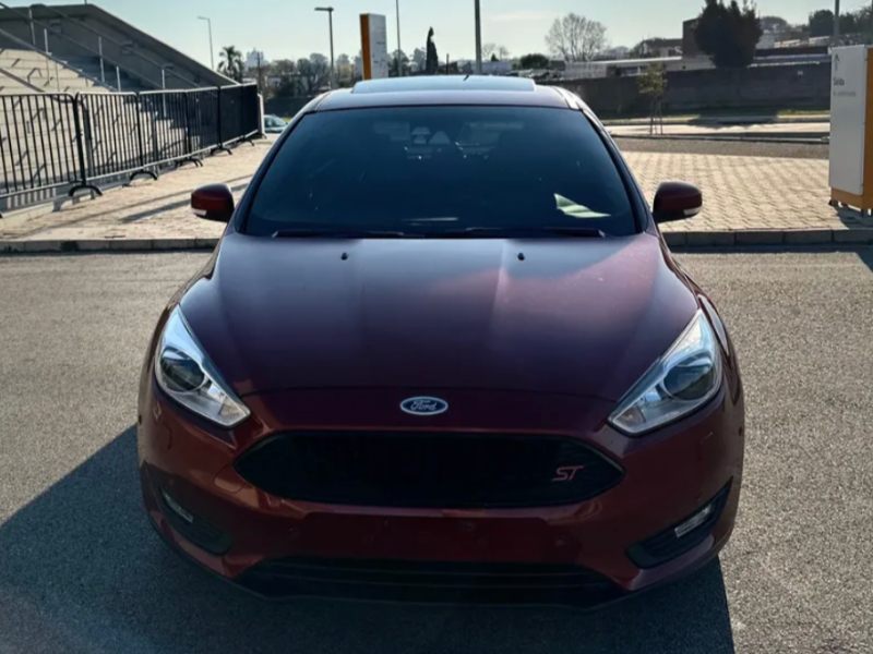 Ford Focus III  hatchback ofrecido en Villa Española 