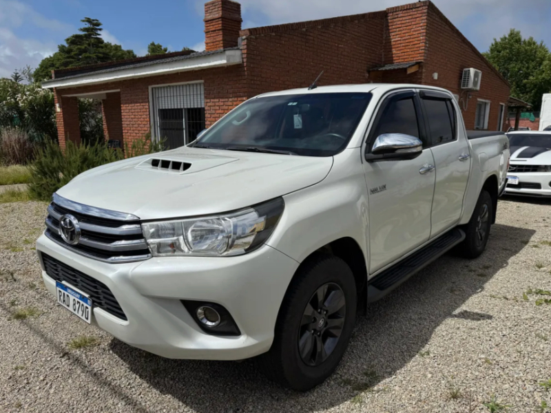 Venta en Uruguay de Toyota Hilux  4 puertas 