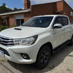Venta en Uruguay de Toyota Hilux  4 puertas 