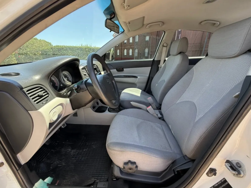 Venta en Uruguay de Hyundai Accent  4 puertas 