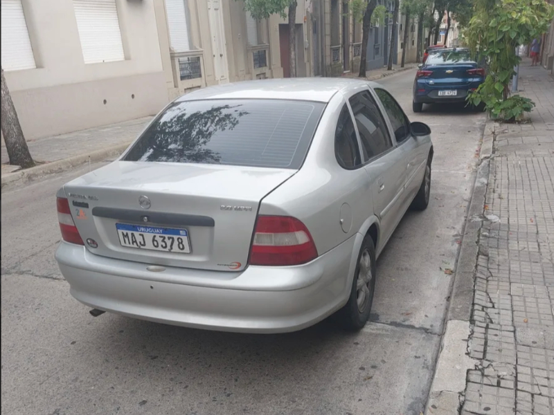 Venta en Uruguay de Chevrolet Vectra  4 puertas 