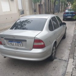 Venta en Uruguay de Chevrolet Vectra  4 puertas 