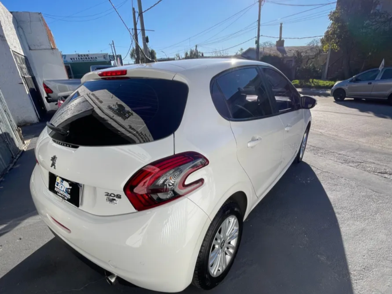 Peugeot 208  hatchback ofrecido en Maldonado 