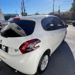 Peugeot 208  hatchback ofrecido en Maldonado 