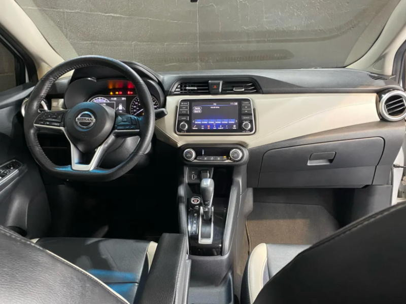 Nissan Versa  sedán ofrecido en Las Piedras 