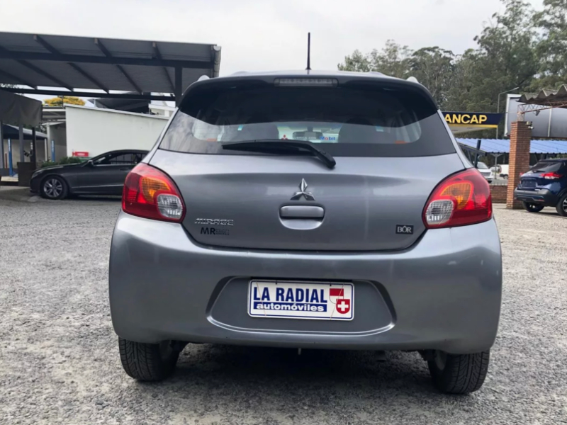 Mitsubishi Mirage  hatchback ofrecido en Nueva Helvecia 