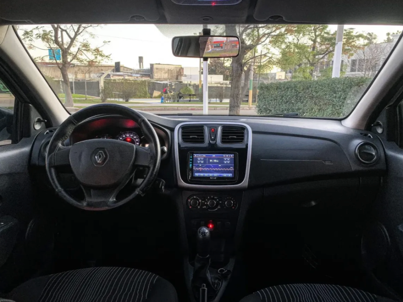 Modelo Logan por dentro