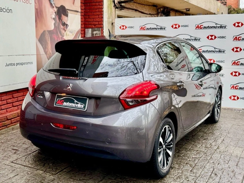 Peugeot 208  hatchback ofrecido en Pocitos 
