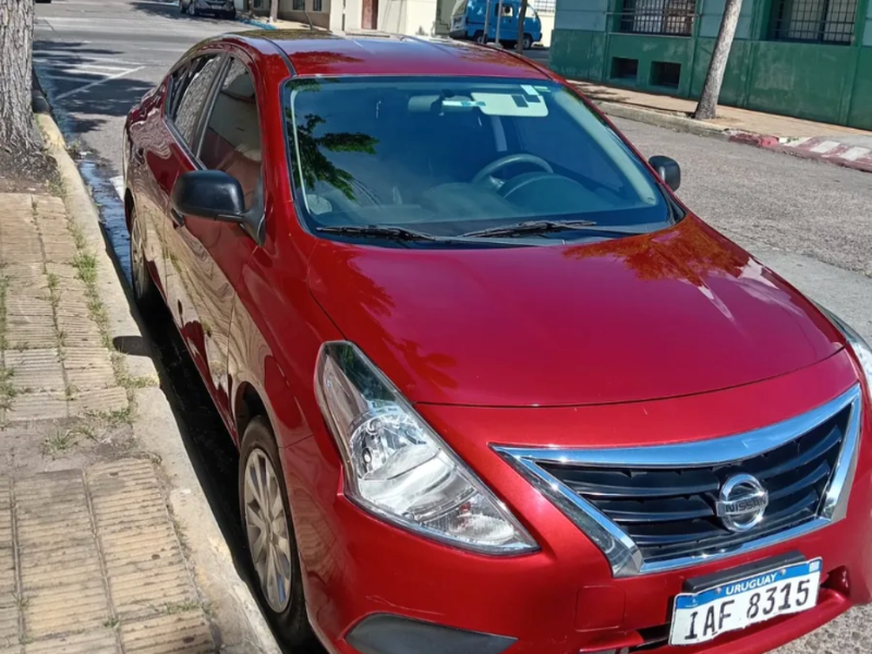 Venta en Uruguay de Nissan Versa  4 puertas 