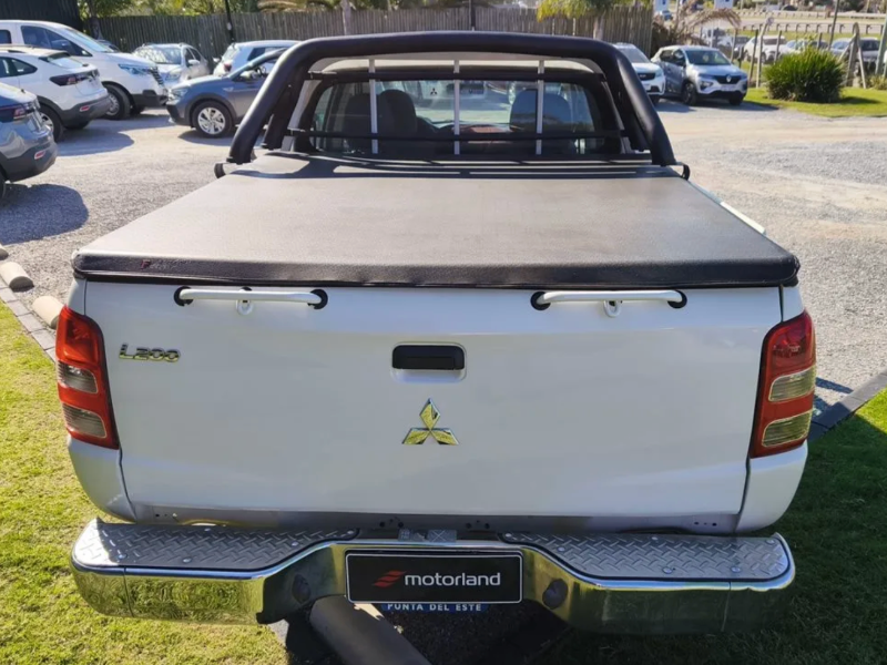 Venta en Uruguay de Mitsubishi L200  4 puertas 