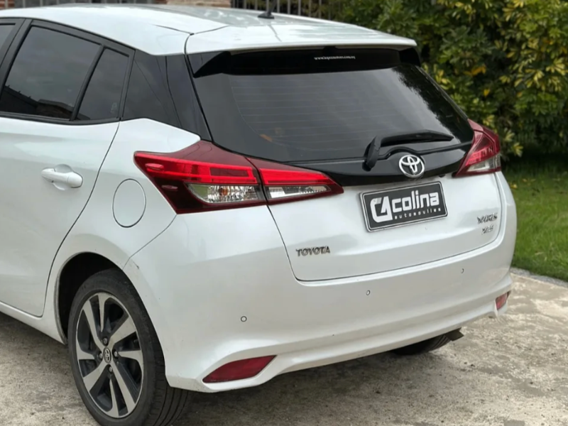 Toyota Yaris  hatchback ofrecido en Las Piedras 