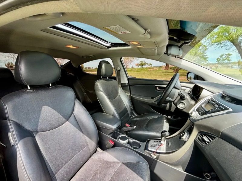 Hyundai Elantra  sedán ofrecido en Paysandú 