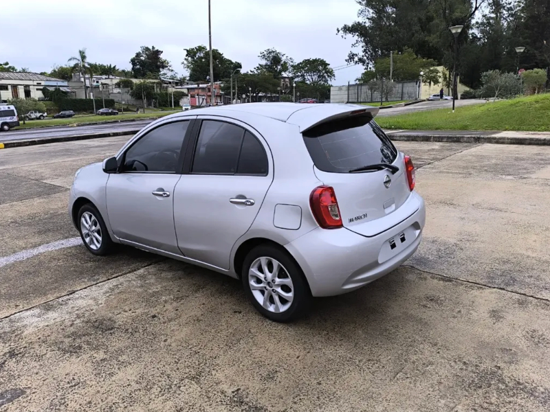 Nissan March  hatchback ofrecido en Rivera 