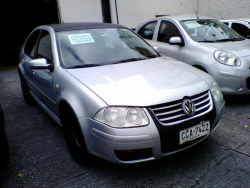 Volkswagen Bora  sedán ofrecido en Prado 