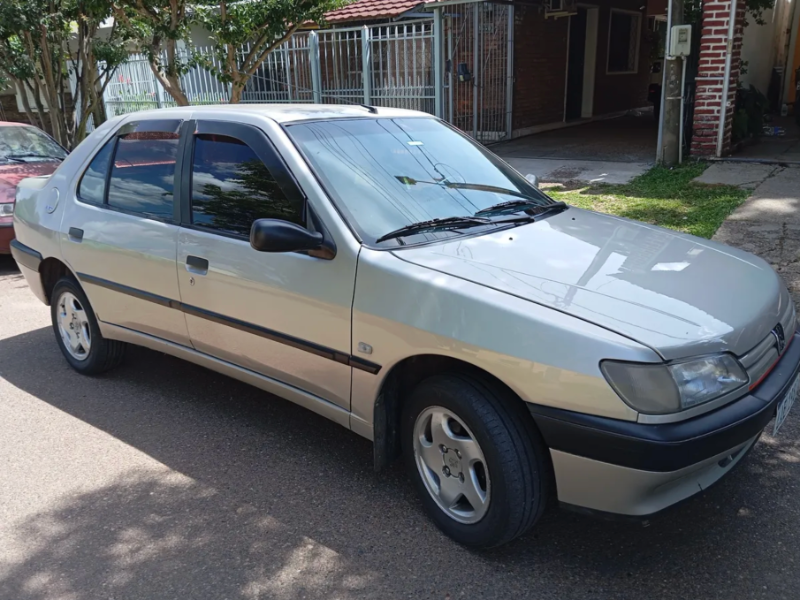 Peugeot 306  hatchback ofrecido en Bella Unión 