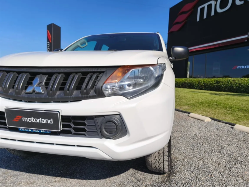 Mitsubishi L200  pickup ofrecido en Ciudad de la Costa 